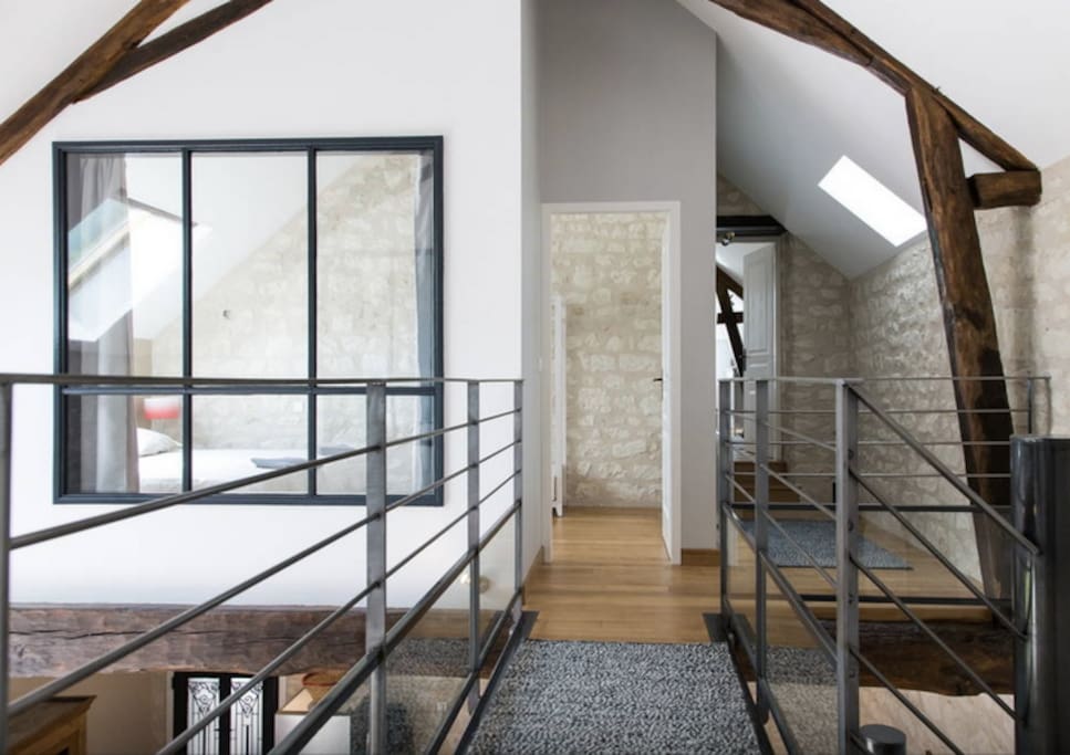 Intérieur maison, plafond cathédral et passerelle