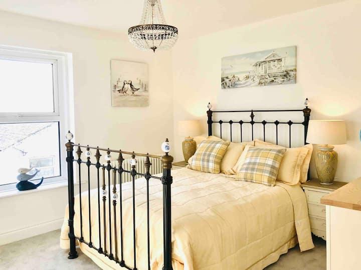 Veľká predná spálňa s manželskou posteľou , výhľadom na more a spoločnou šatňou 