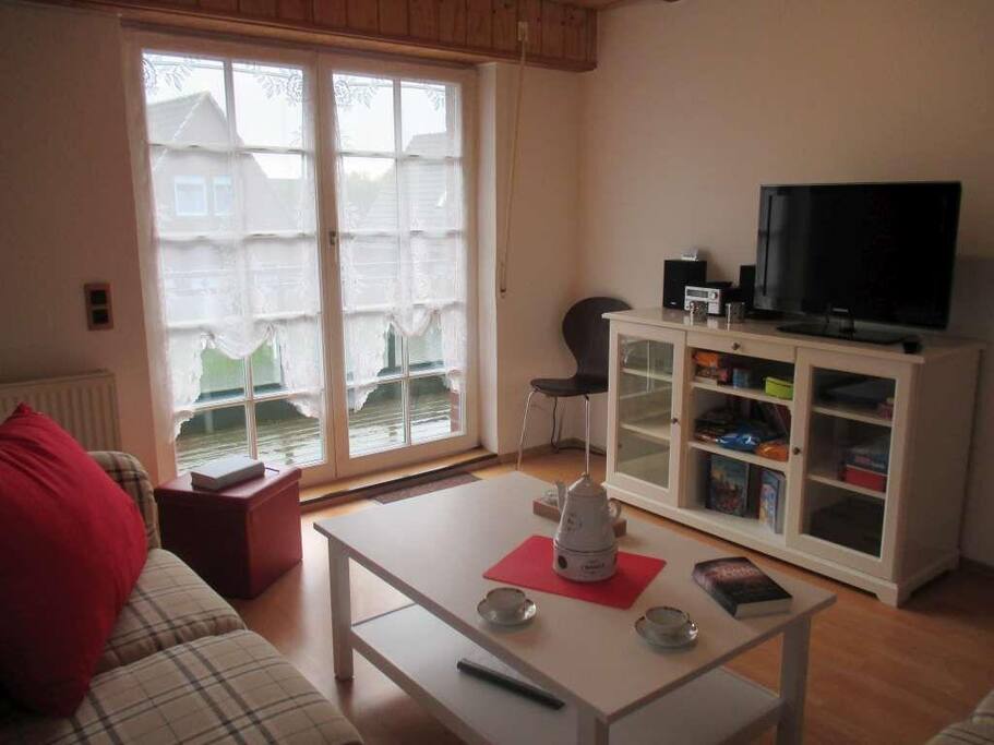 Wohnzimmer mit Zugang zum Balkon