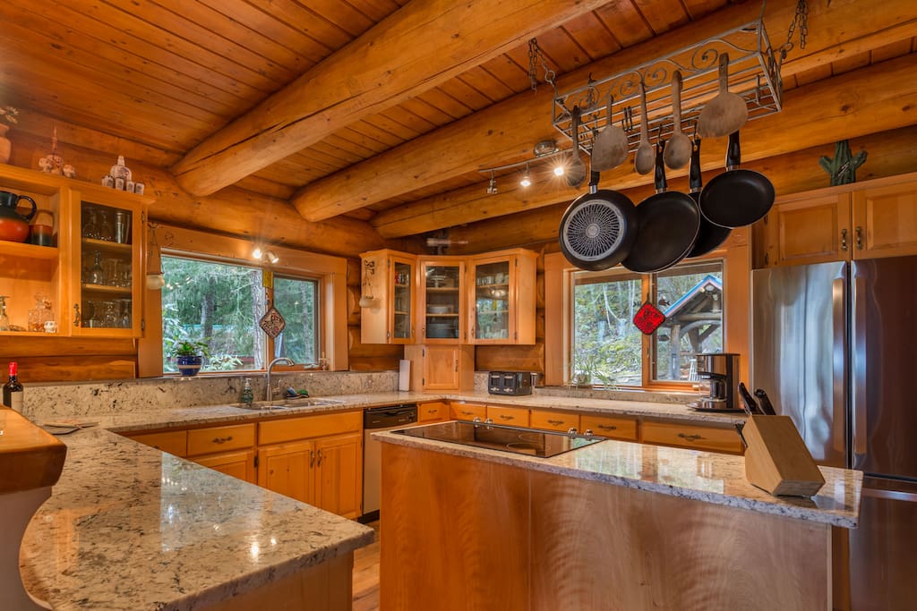 Large Kitchen w/granite counter top