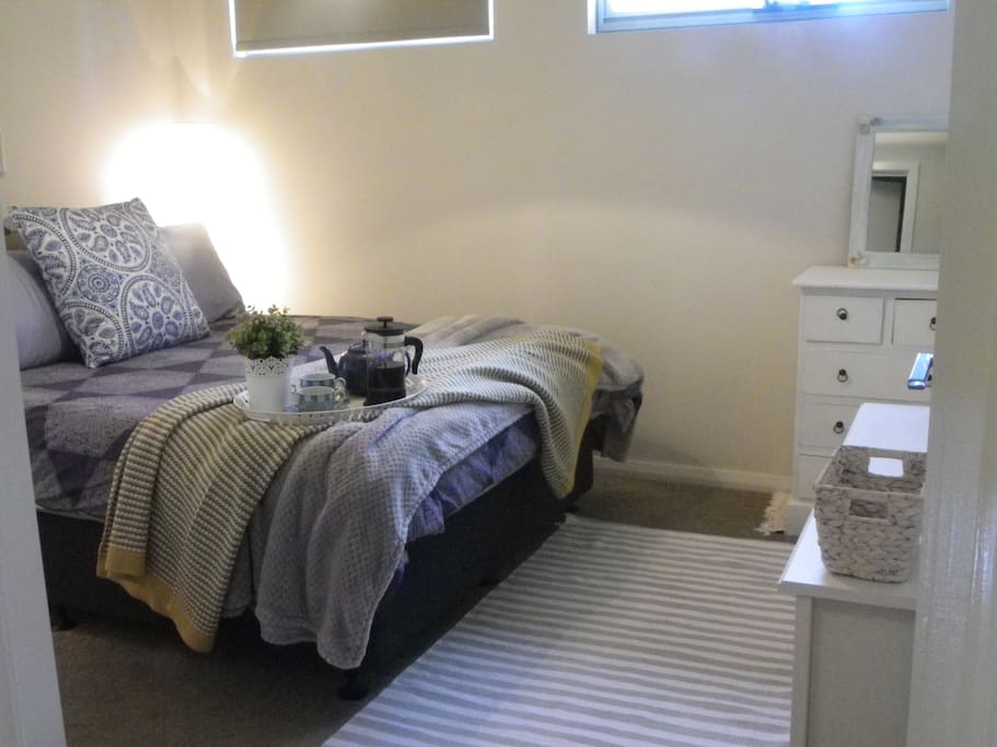 Private room with queen size bed