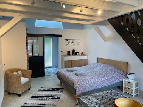 Jade's garden, outbuilding with outdoor access