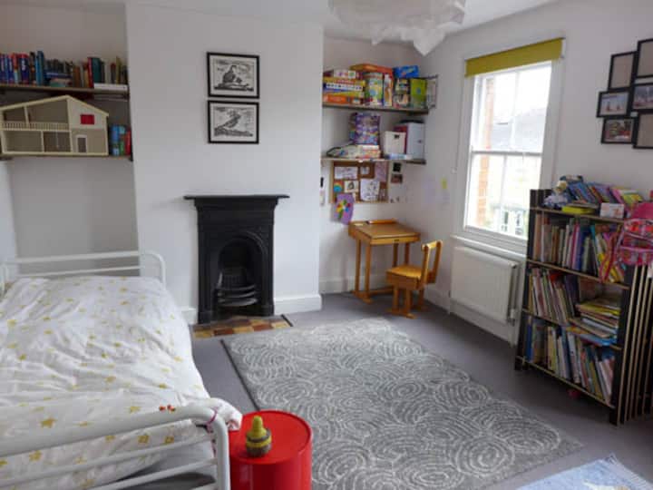 Საძინებელი 2 - მოზარდის დიდი ოთახი სახლის წინ - ორმაგი ასპექტის ფანჯრები ქუჩაში.