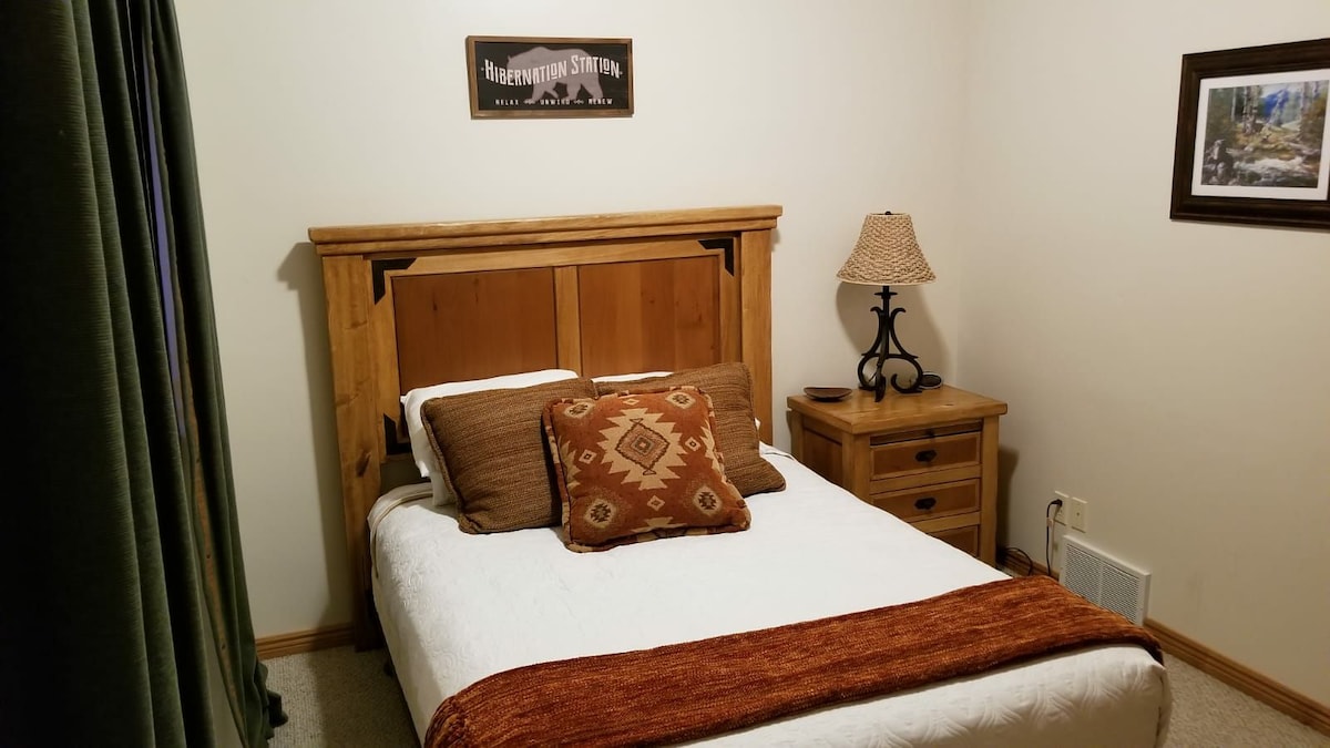 ห้องนอนควีนไซส์ชั้นล่าง #4 