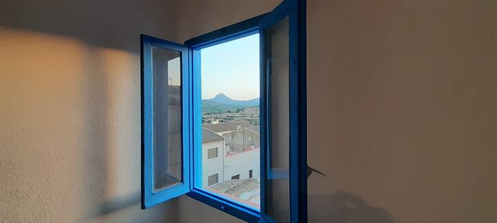 Tranquila I Lluminosa Casa De Poble. Grans Vistes. - Bot