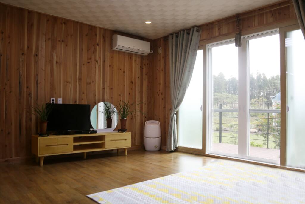원목으로 마감된 넓은 거실과 세련된 원목가구