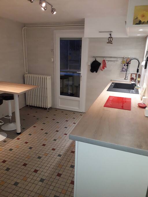 Cuisine, avec entrée depuis la verranda
