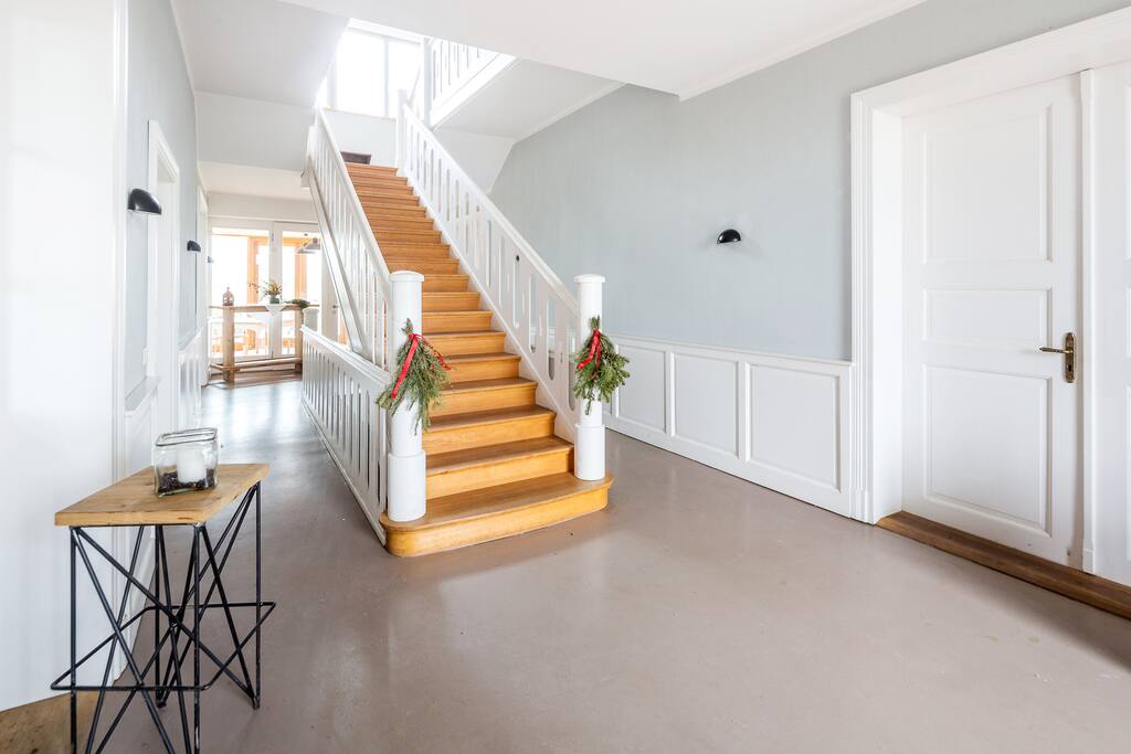 Unten Küche, Kaminzimmer und Wintergarten - oben die 5 Schlafzimmer
