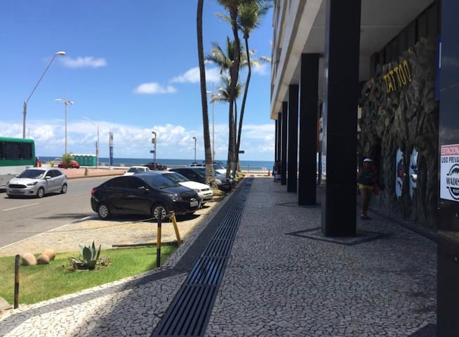 Flat a 50 m do mar, em Salvador!