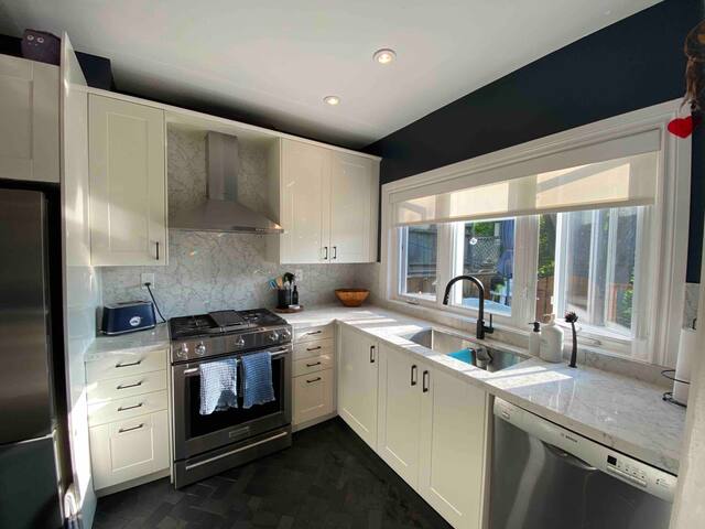 Upper Beach House Overlooking Park with Parking gallery image 5