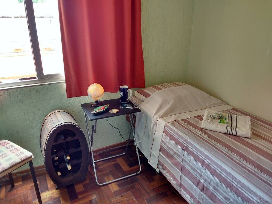 Quarto - cama e janela / Bed and window
