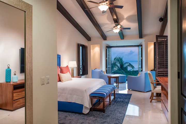 Главна спална соба со поглед кон океанот и брачен кревет