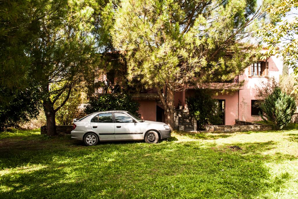 Η αυλή στο μπροστινό μέρος της βίλας