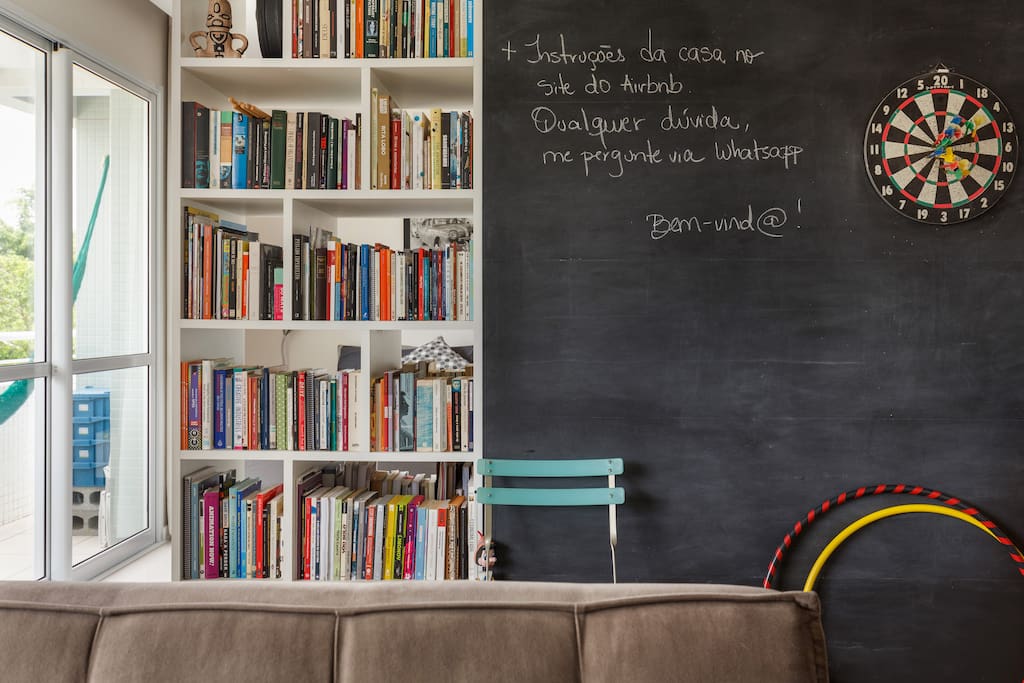 Sinta-se à vontade para ler algum dos livros durante sua estadia