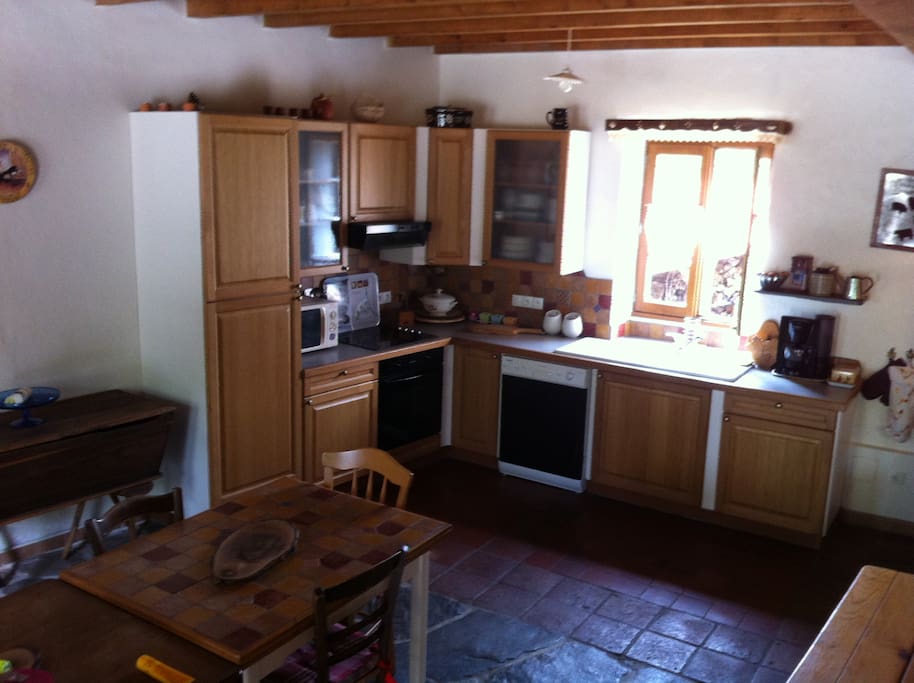 une cuisine équipée, avec rangement et tout ce qu'il faut pour cuisiner!!!