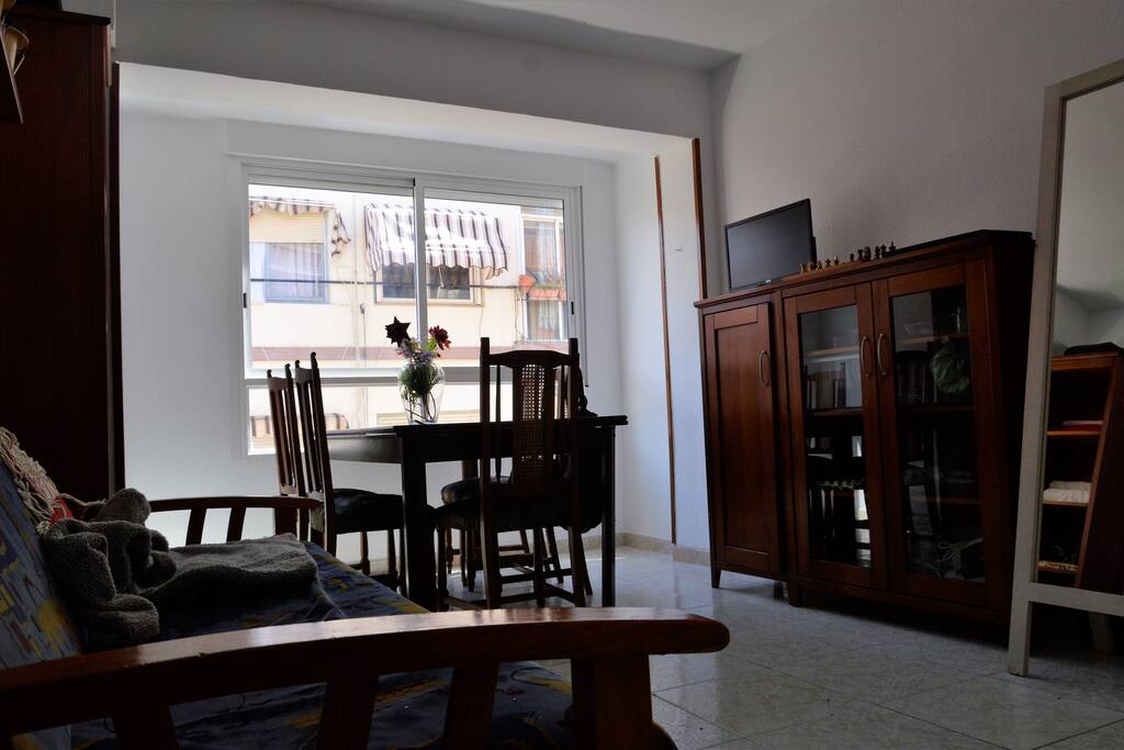 Salón social con TV y Tdt integrado
Contamos con juegos de mesa y red y raquetas para ping pong