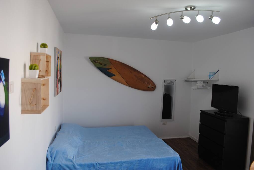 Lato letto matrimoniale con TV SAT