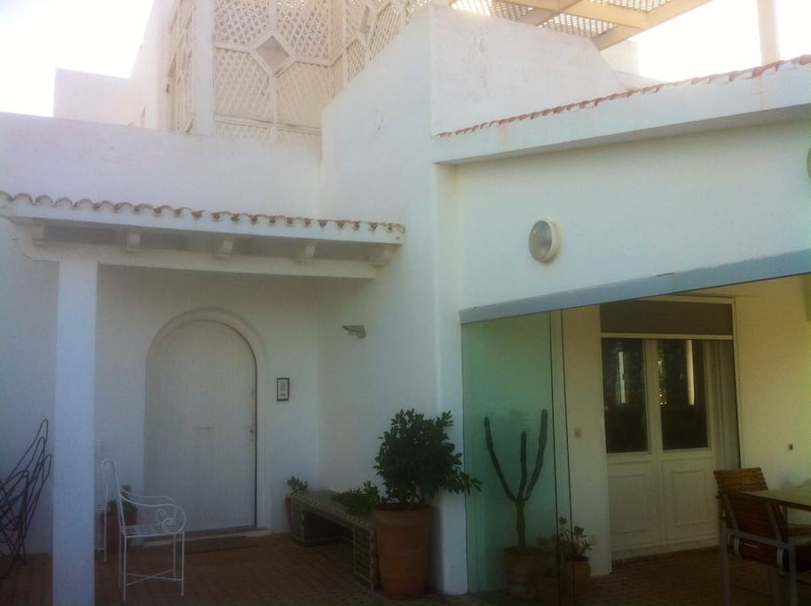 Entrada de la casa con Jardin y Salon exterior