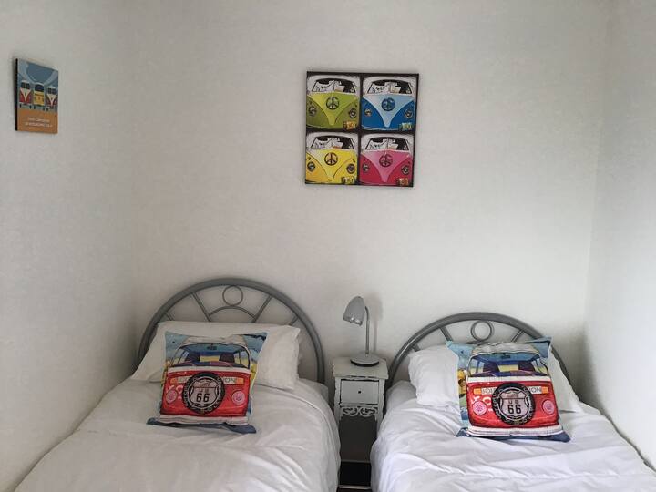 Стая с две единични легла