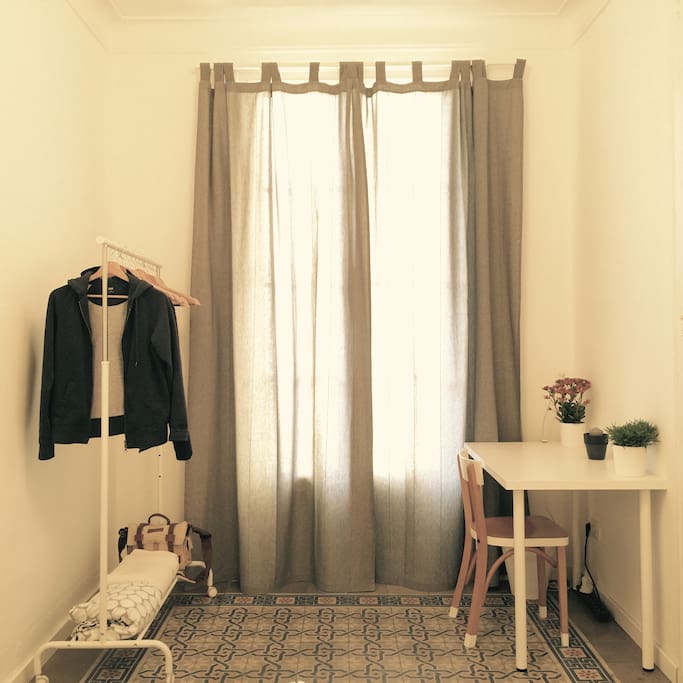 Double bedroom (desk/balcony)