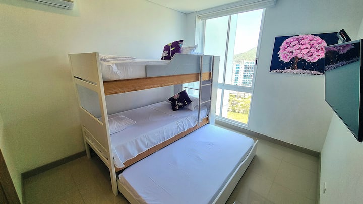 Segunda habitación con litera ( 2 camas sencillas ) y cama baja sencilla. Baño privado. Tv