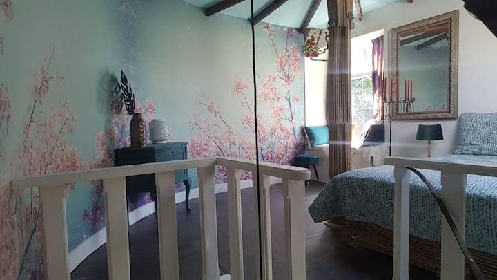 Dhomë gjumi gjysmë e gjatë nëpërmjet shkallëve spirale