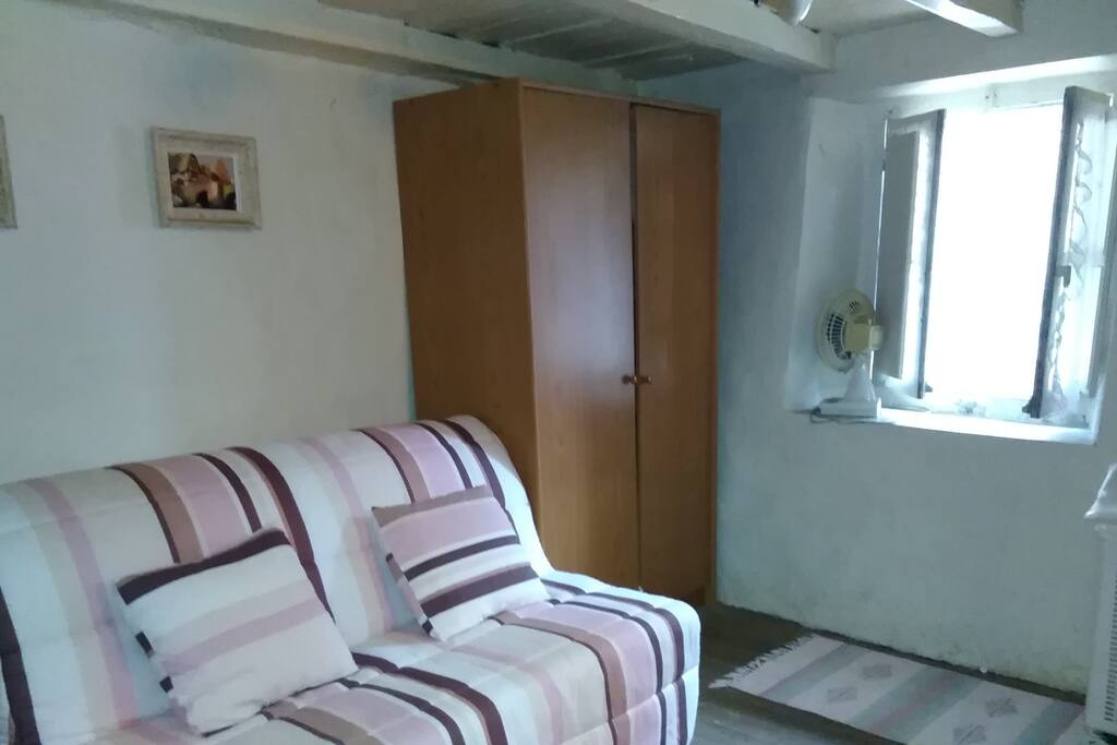 Chambre avec lit convertible, armoire, commode