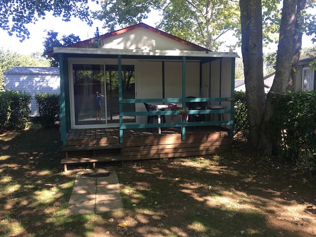 Petit chalet à foix au bord du lac