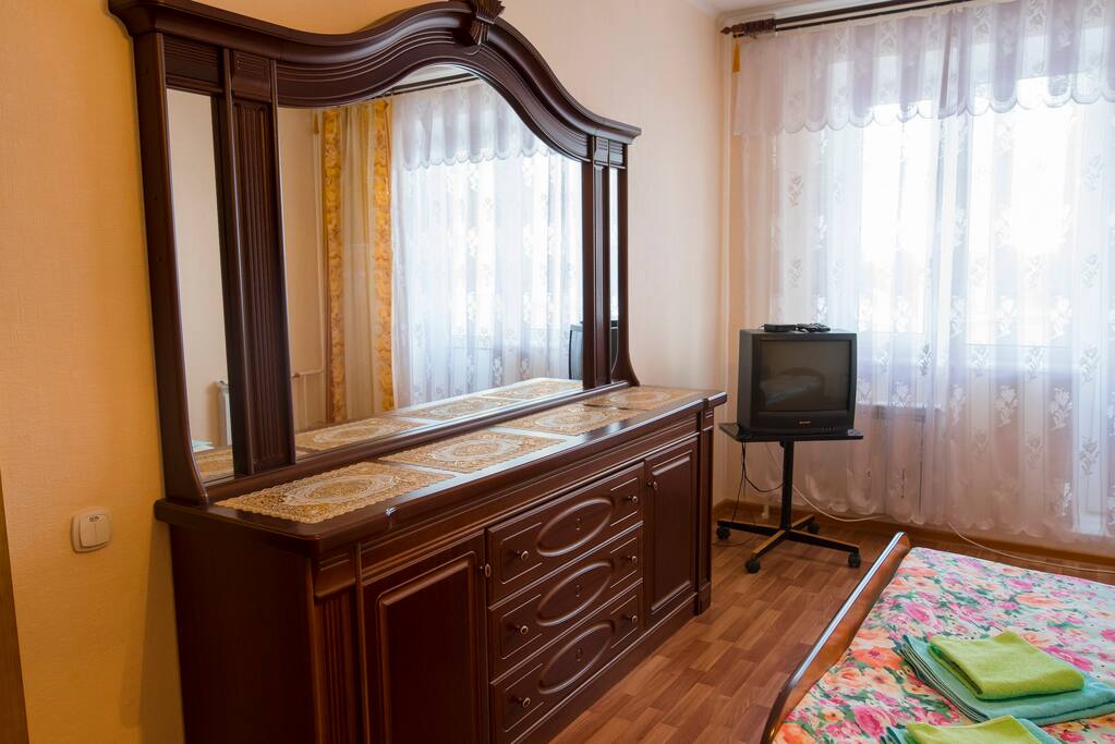 Основная комната, двуспальная кровать, комод с большим зеркалом, телевизор, выход на балкон