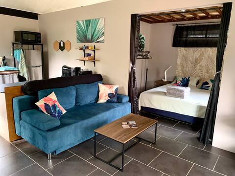 Noomi’s Bungalow near Taharuu surf beach