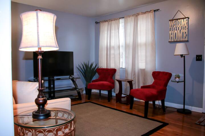 Cozy and Quaint Home- Gulch gallery image 2