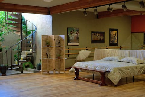 Popular Airbnb listing: Relax, rejuvenate in Pavlova's unique ambiance in Page