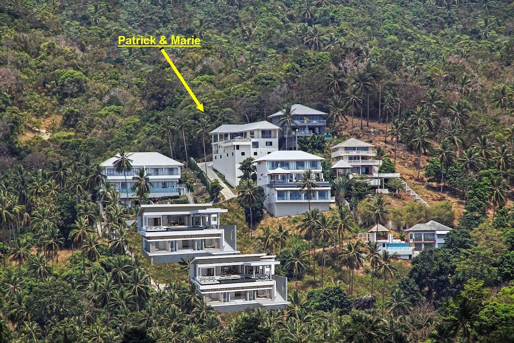 vue des villas avec très belle vue sur mer et non bord de plage.
