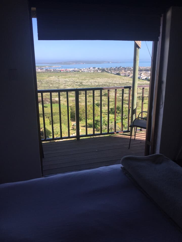 إطلالة من غرفة النوم الرئيسية التي تحتوي على حمام داخلي.   تتمتع كل غرفة في هذا البيت بإطلالة.