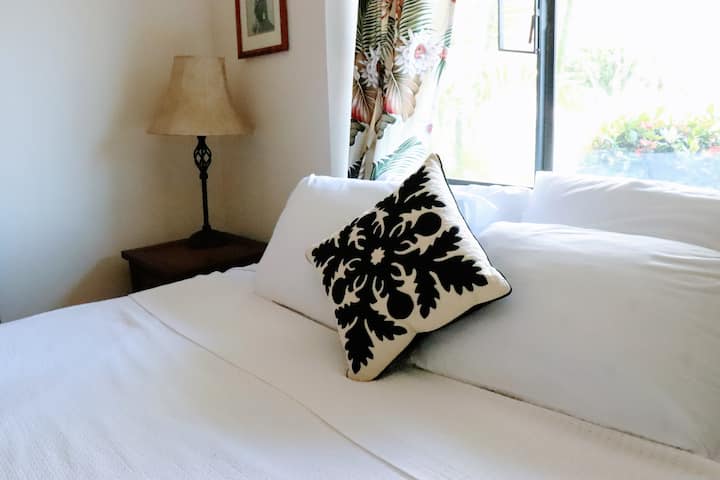 Guest bedroom 1 - comfort foam King bed (1/2)