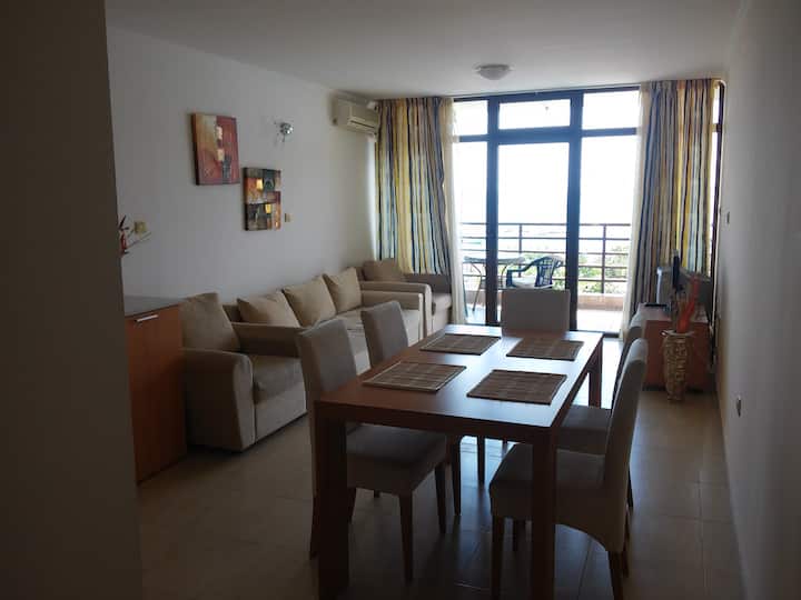 Spacious 2-Bedroom Apartment, STUNNING SEA VIEW