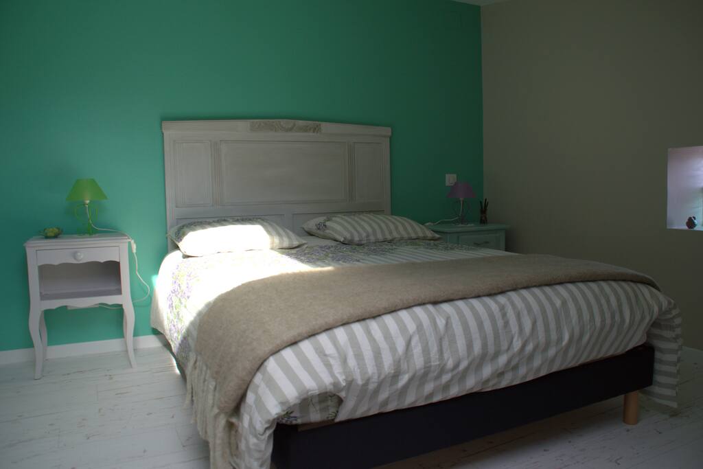 Une chambre avec un lit double