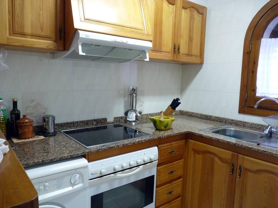 La cocina con horno programable, microondas y vitrocerámica.