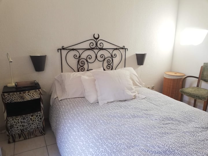 La chambre 1 avec lit double 140cm et rangements