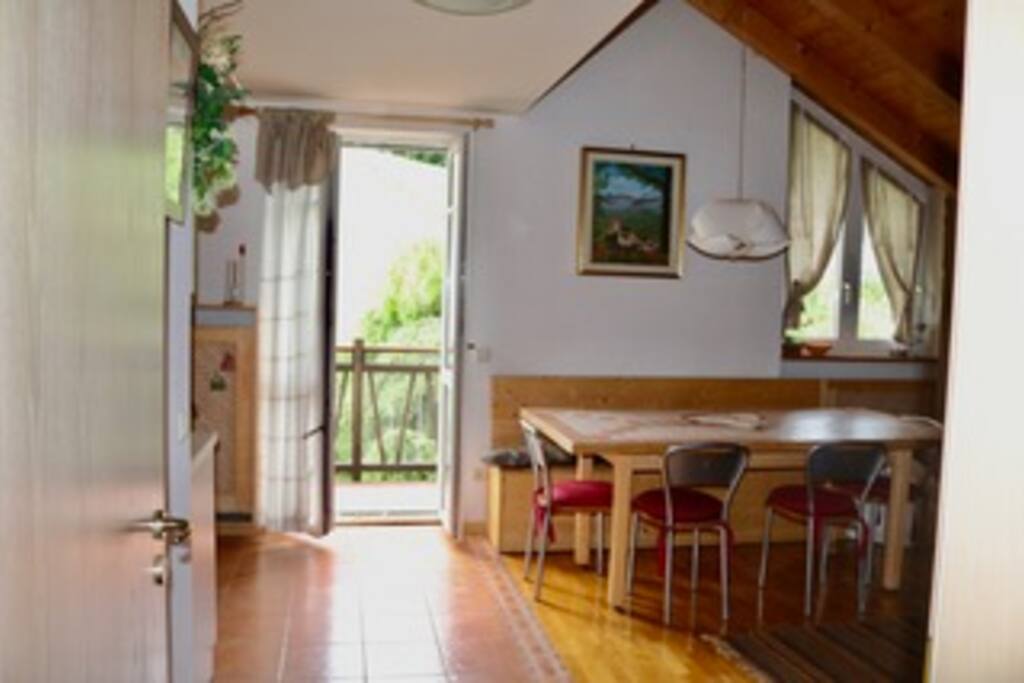 soggiorno cucina con balcone