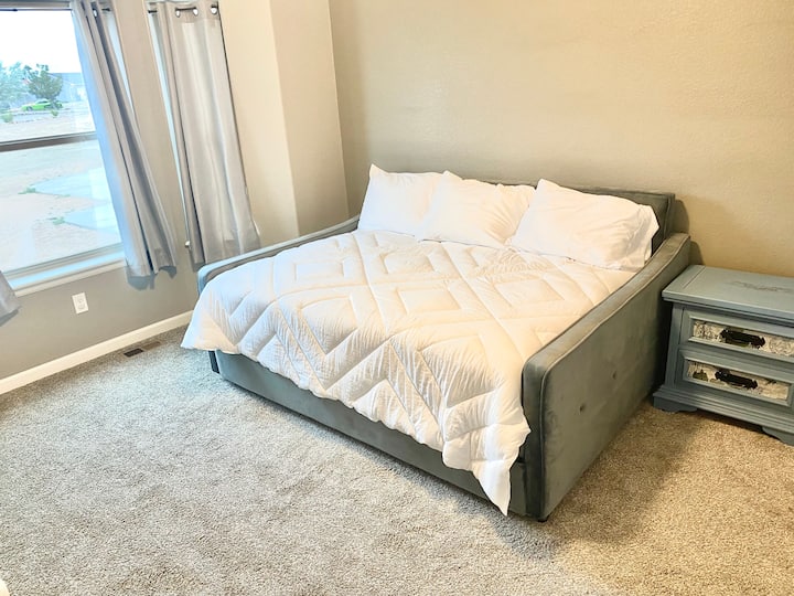 Chumba cha kulala cha tatu. Kitanda cha ukubwa kamili kilicho na vitanda viwili.