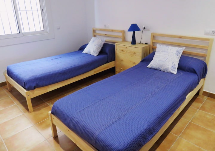 Habitación doble: dos camas de 90x190 que se pueden juntar y hacer una de 180x190