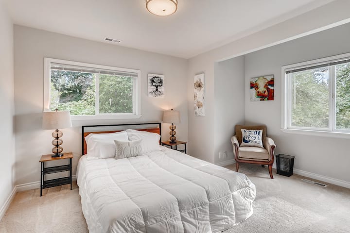 Gundua mapumziko yenye utulivu katika chumba chetu cha kulala cha kwanza chenye starehe, kilicho na kitanda cha ukubwa wa kifahari kilichovaa mashuka laini kwa ajili ya kulala usiku kwa utulivu. 