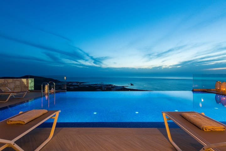 Villa Daphne, 3 BD, 3 BA, private pool, sea views