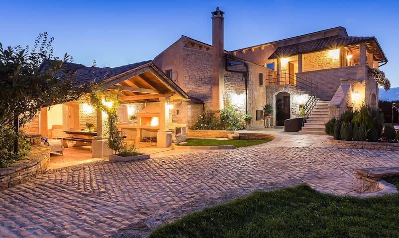 VILLA ROSES - Unique and stylish, heated pool