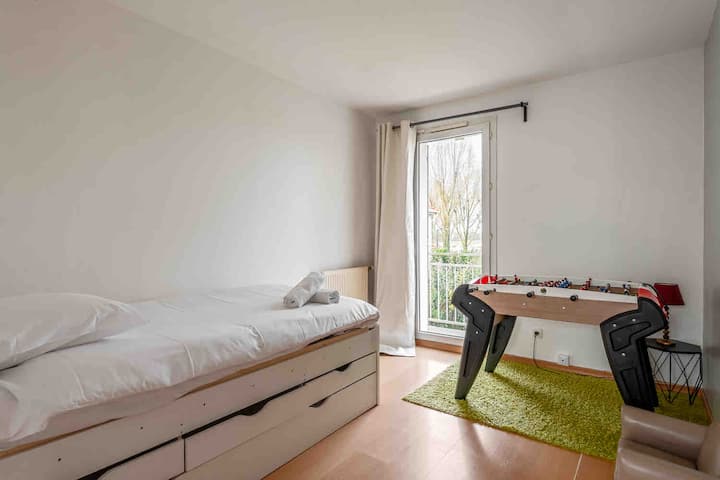 Трета детска спална соба со подвижен кревет (2 единечни кревета) 