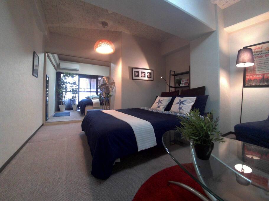 There are door.
between bedroom have the door.
the door can take off or setting it as you like.
( the photo is take off the door seen)