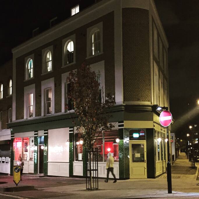 Newly refurbished stunning corner flat with brand new pizza restaurant downstairs