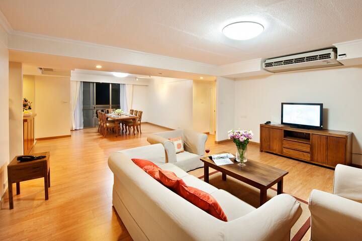 Luxury 3 Bedrooms Suite @BTS Phrompong