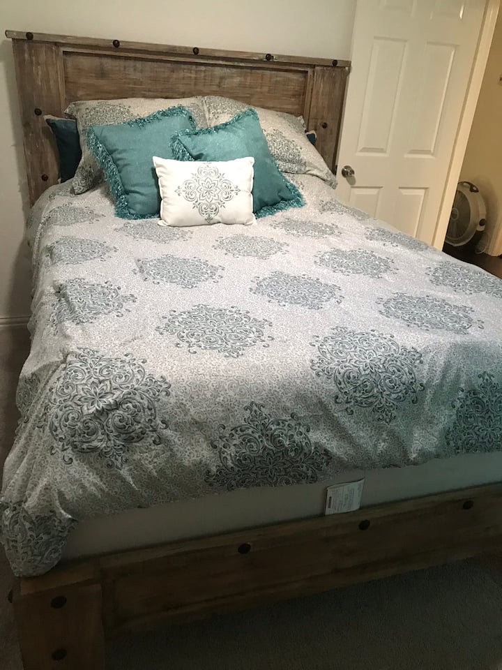 1号卧室，标准双人床